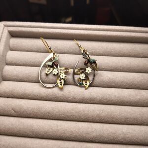 Silver Forest Bee W Flower Dangly Earrings/J109